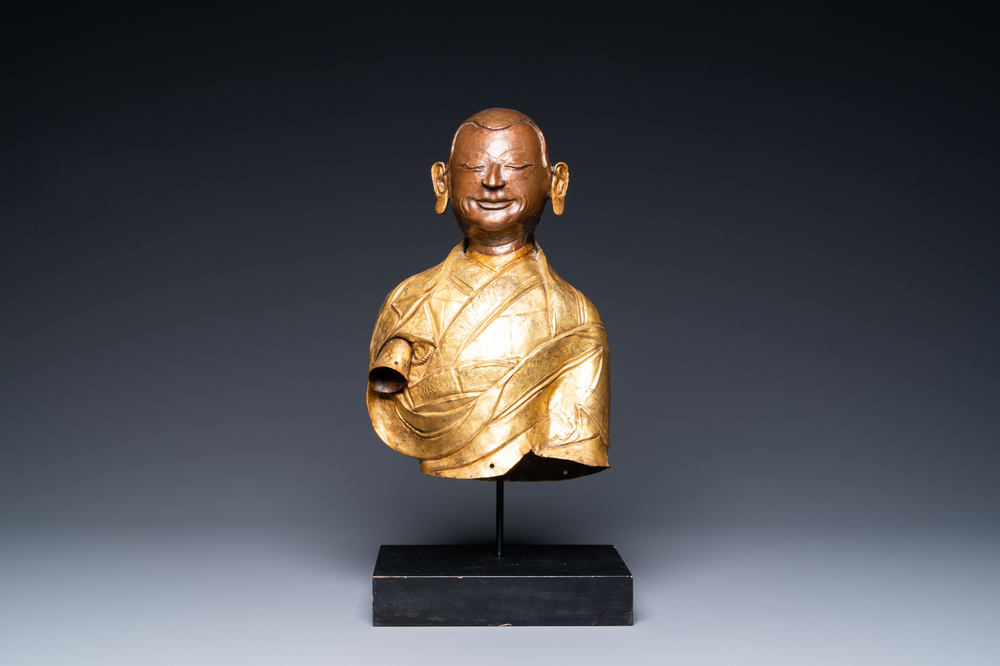 Un buste d'un moine bouddhiste en cuivre partiellement dor&eacute;, Tibet, 18&egrave;me