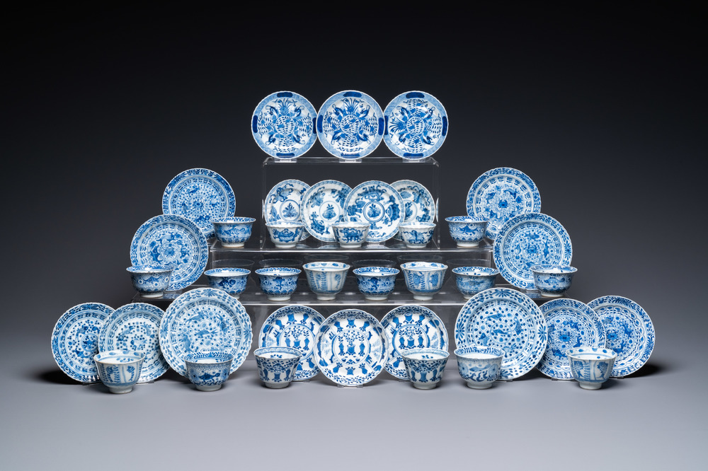 Vingt soucoupes et dix-neuf tasses en porcelaine de Chine en bleu et blanc, Kangxi et apr&egrave;s