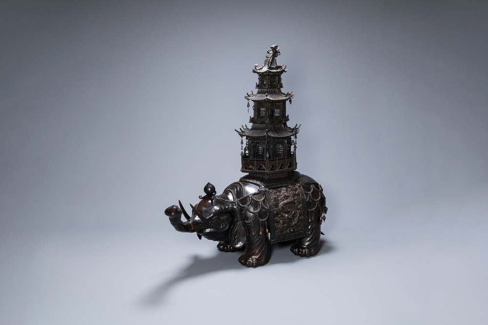 Een monumentale Japanse bronzen wierookbrander in de vorm van een olifant met pagode, Edo/Meiji, 19e eeuw