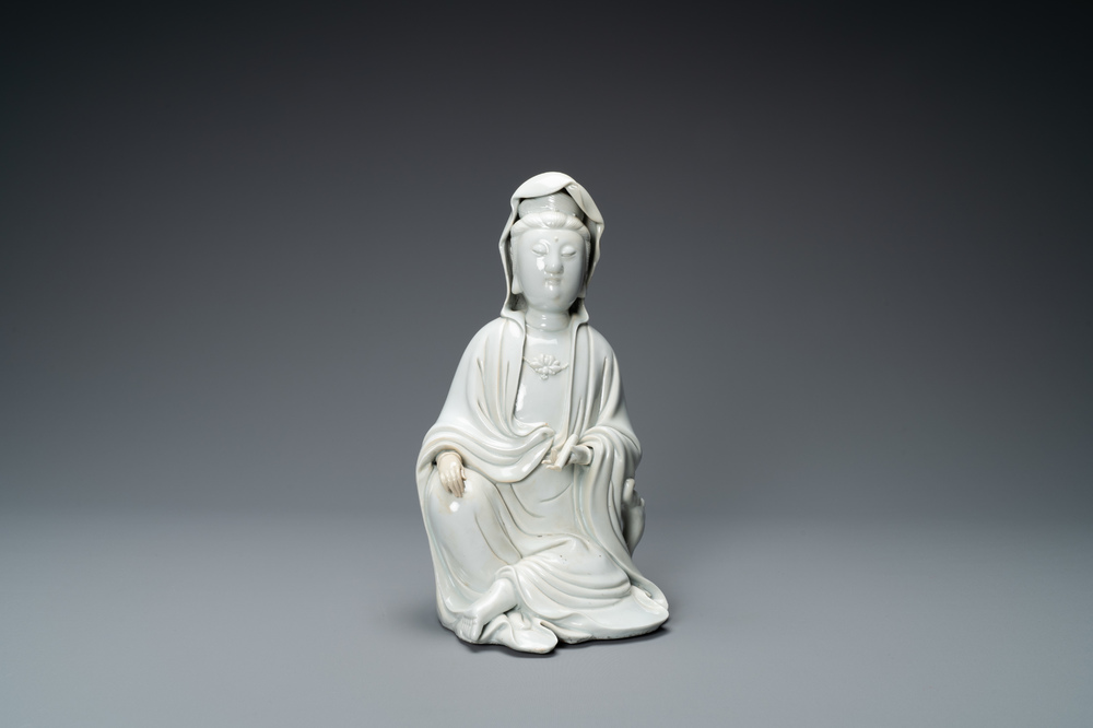 Een Chinese Dehua blanc de Chine figuur van Guanyin, 18/19e eeuw