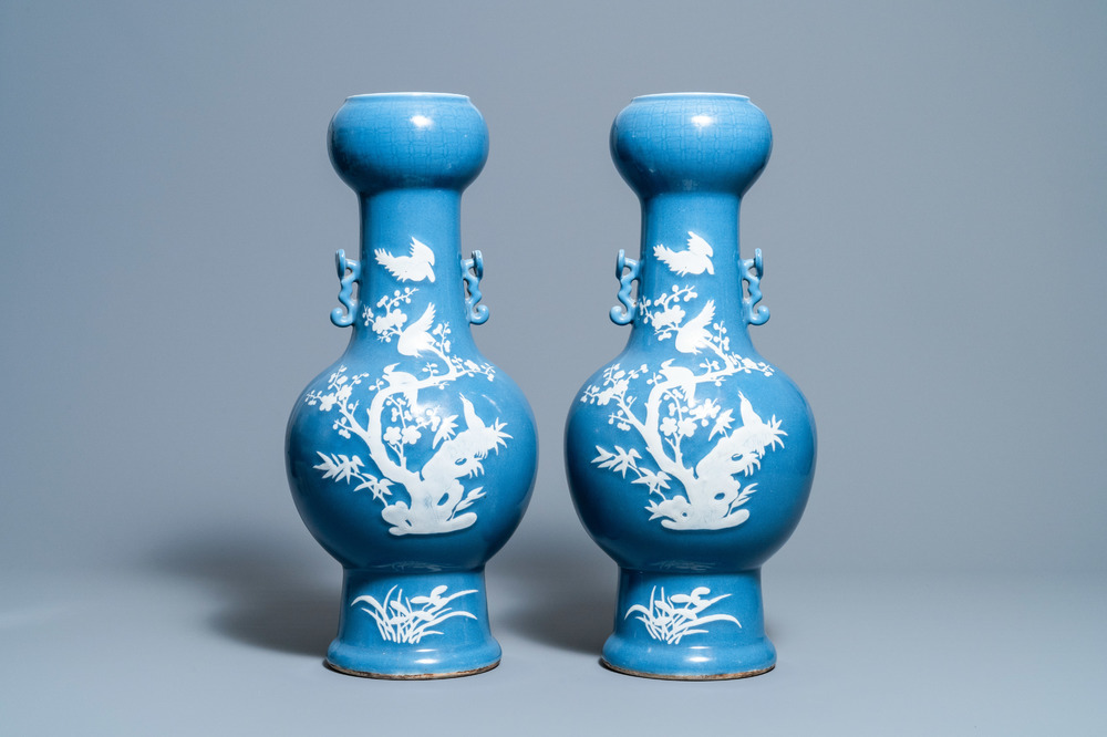 Une paire de vases en porcelaine de Chine en bleu monochrome d&eacute;cor&eacute;s en engobe blanche, Chine, 19&egrave;me