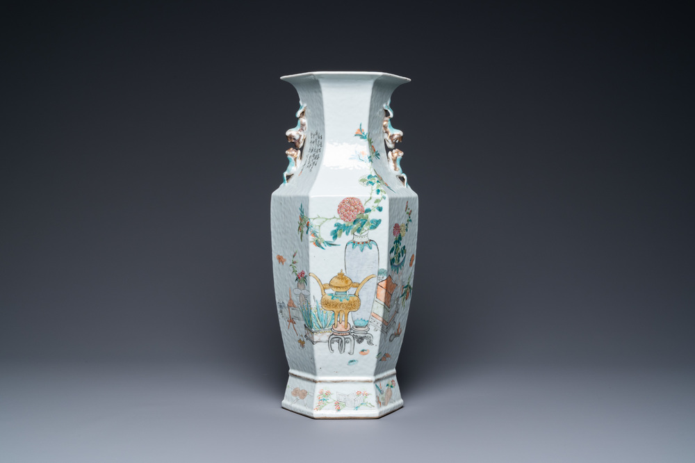 Un vase de forme hexagonale en porcelaine de Chine qianjiang cai &agrave; d&eacute;cor d'antiquit&eacute;s, 19&egrave;me