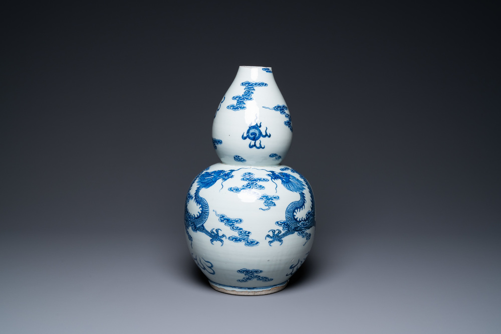 Een Chinese blauw-witte kalebasvaas met draken, Qianlong