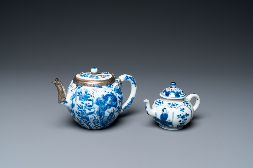 Twee Chinese blauw-witte theepotten, Kangxi