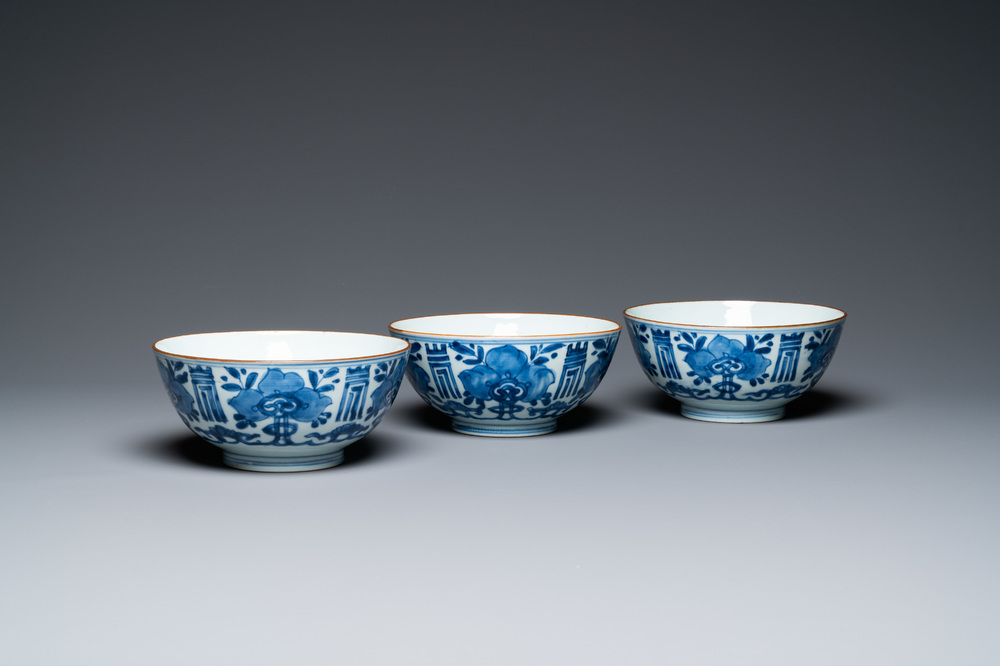 Trois bols en porcelaine de Chine en bleu et blanc &agrave; d&eacute;cor 'Shou', Kangxi