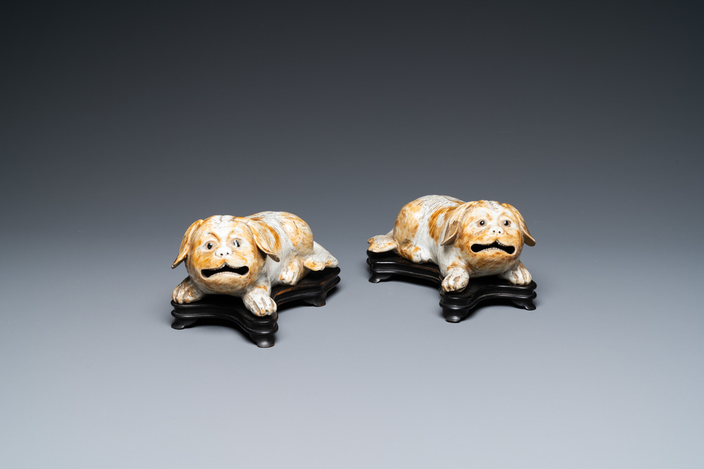 Une paire de mod&egrave;les de chiens en porcelaine de Chine, Qianlong/Jiaqing