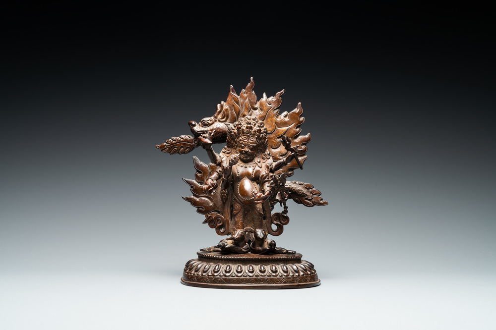 Een Sino-Tibetaanse bronzen figuur van Mahakala, 17/18e eeuw