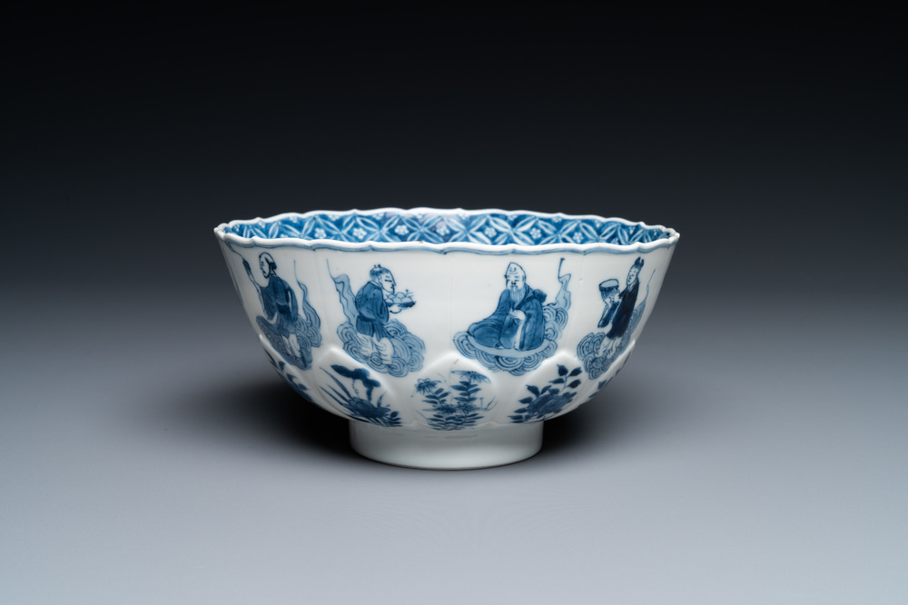 Een Chinese blauw-witte lotusvormige kom met onsterfelijken, Chenghua merk, Kangxi