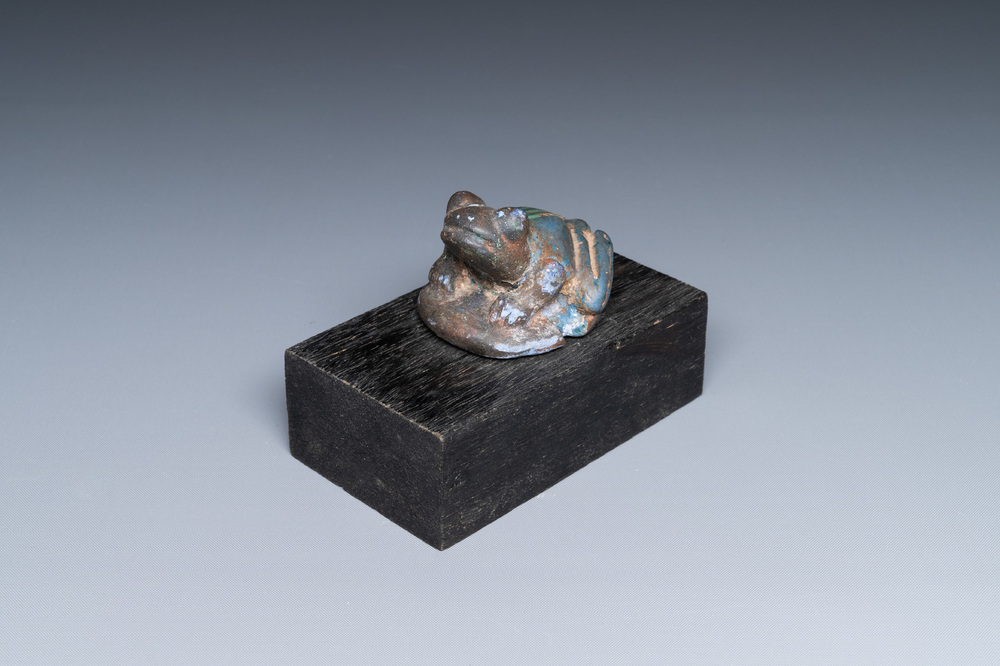 Een Egyptisch kobaltblauw- en turquoise-geglazuurd faience model van een kikker, 15/11e eeuw v.C.