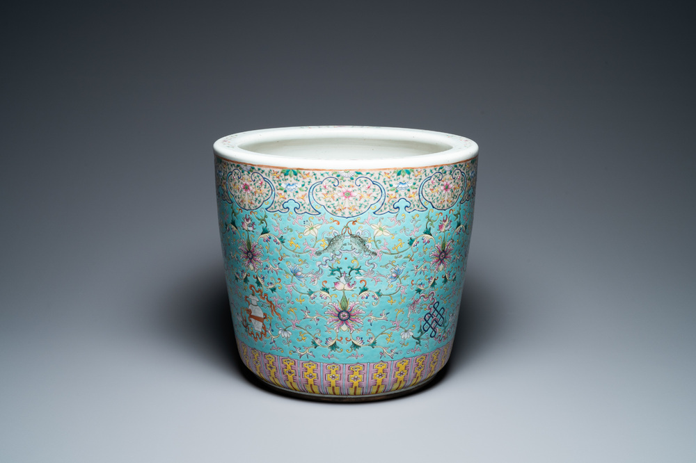 Une jardini&egrave;re en porcelaine de Chine famille rose &agrave; fond turquoise &agrave; d&eacute;cor 'bajixiang', 19&egrave;me