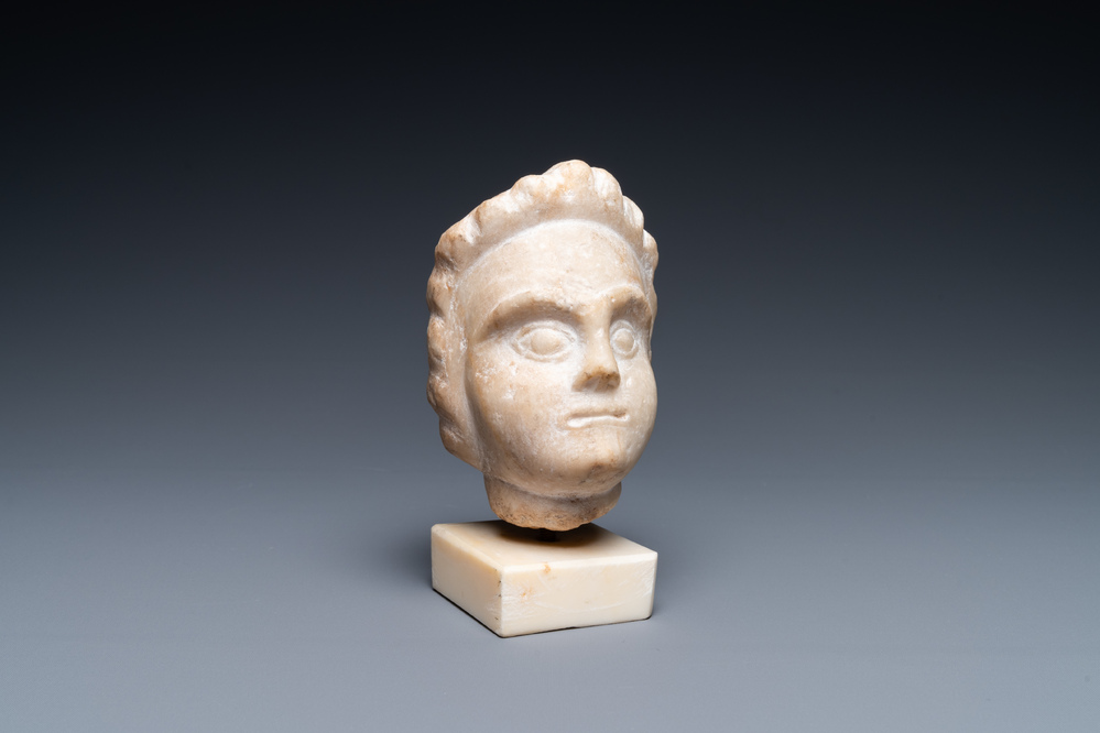 Een provinciaal Romeins marmeren hoofd van een man, 2/3e eeuw