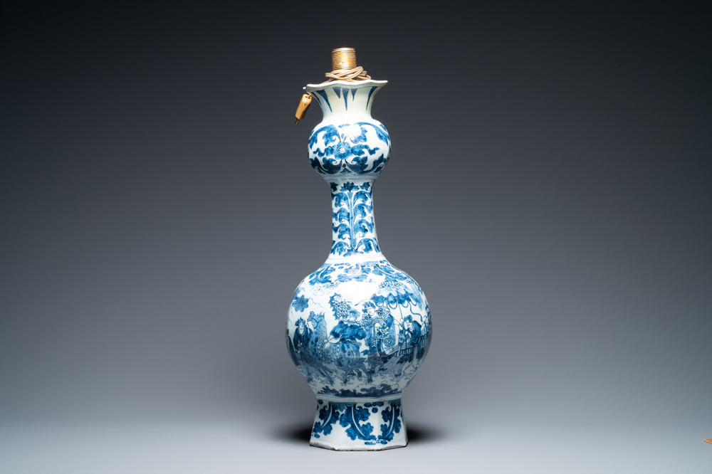 Un grand vase en fa&iuml;ence de Delft en bleu et blanc &agrave; d&eacute;cor chinois, fin du 17&egrave;me