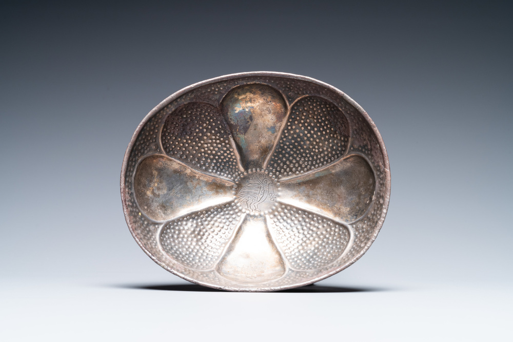 Een Sassanidische zilveren schotel met een vogel, Perzi&euml;, 7/9e eeuw