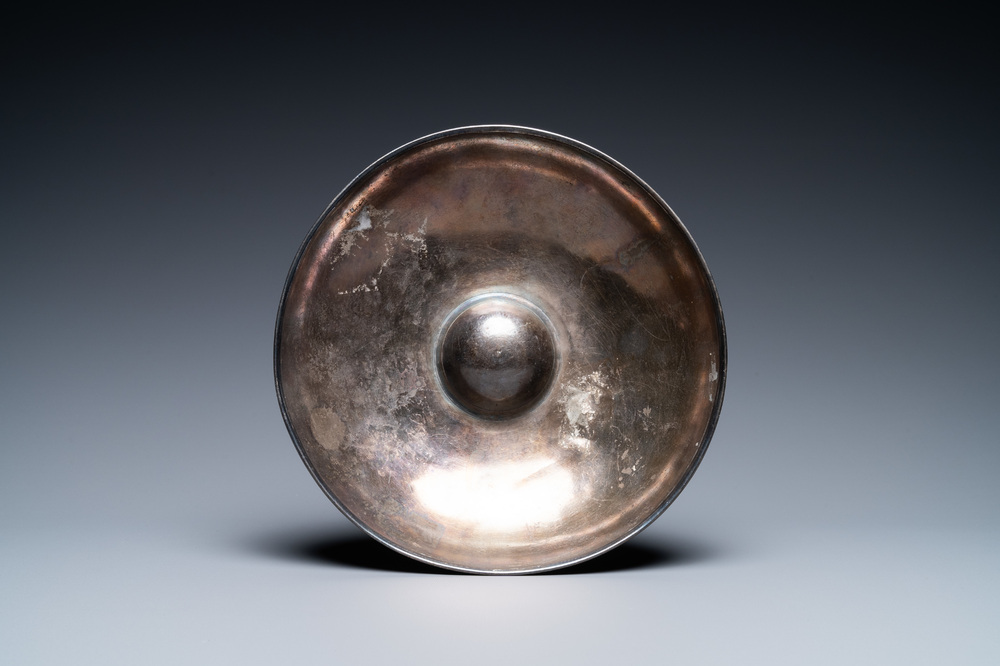 Een Perzische zilveren kom met opgehoogde ziel, 8/12e eeuw