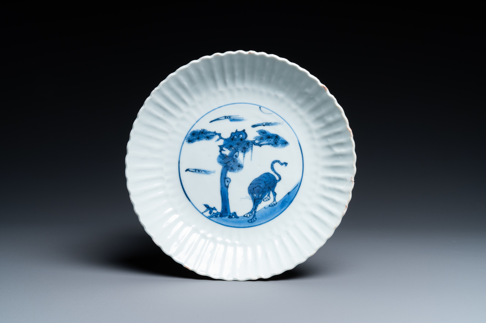 Une assiette en forme de chrysanth&egrave;me en porcelaine de Chine en bleu et blanc &agrave; d&eacute;cor d'un tigre pour le march&eacute; japonais, Tianqi/Chongzhen