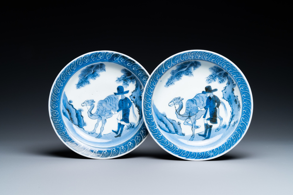 Une paire de coupes en porcelaine d'Arita en bleu et blanc figurant un hollandais aupr&egrave;s de son chameau, Japon, 17/18&egrave;me