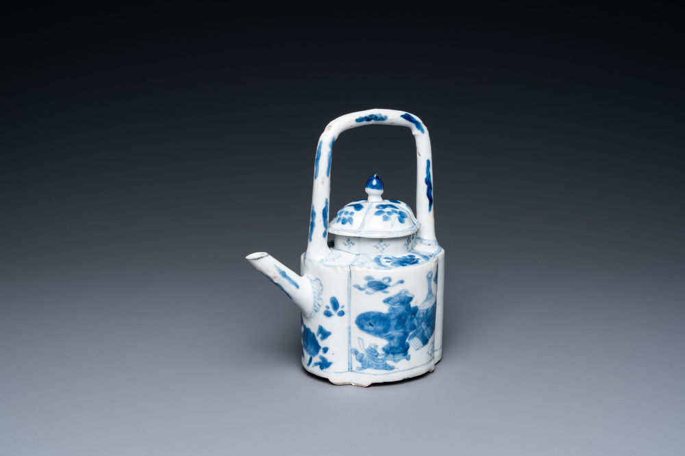 Een Chinese blauw-witte theepot met boogvormig hengsel, Kangxi