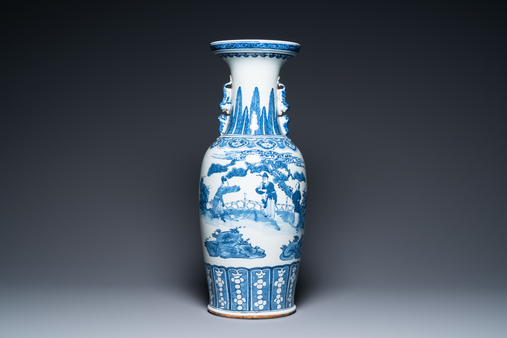 Un vase en porcelaine de Chine en bleu et blanc &agrave; d&eacute;cor d'une c&eacute;r&eacute;monie de th&eacute;, 19&egrave;me