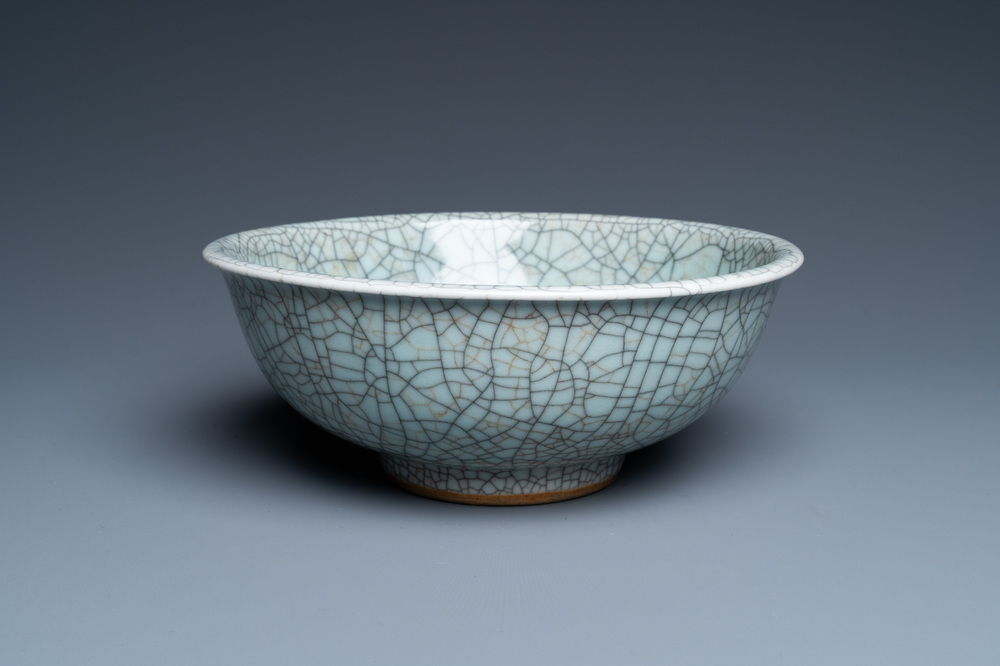 Un bol de type 'geyao' en porcelaine de Chine &agrave; fond craquel&eacute;, Yongzheng/Qianlong