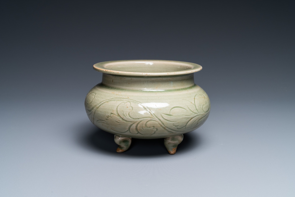 Een Chinese driepotige Yaozhou celadon wierookbrander, Song of later