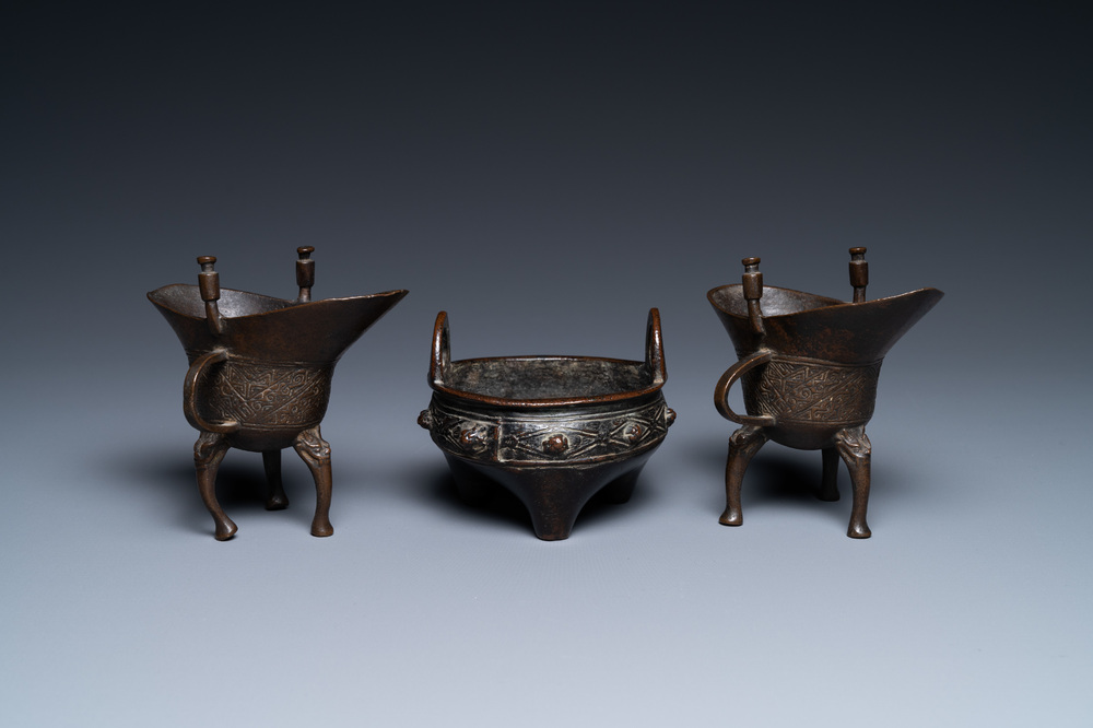 Deux petites verseuses de type 'jue' et un br&ucirc;le-parfum tripod, probablement Yuan