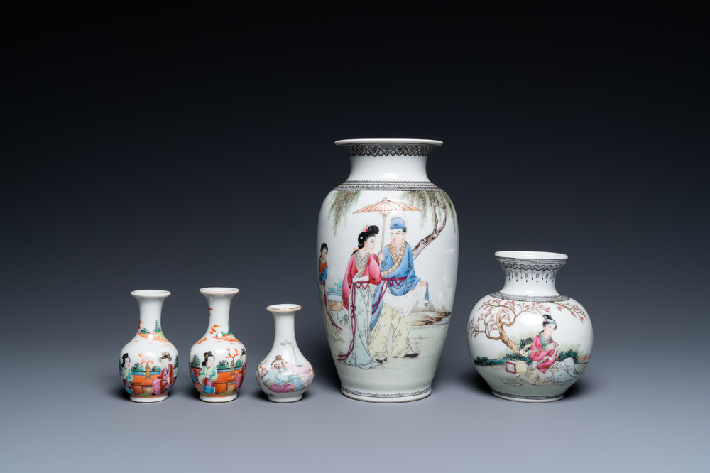 Cinq vases en porcelaine de Chine famille rose, 19/20&egrave;me