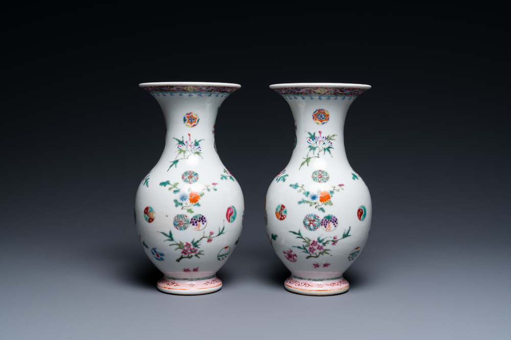 Une paire de vases en porcelaine de Chine famille rose, marque de Yongzheng, 19/20&egrave;me