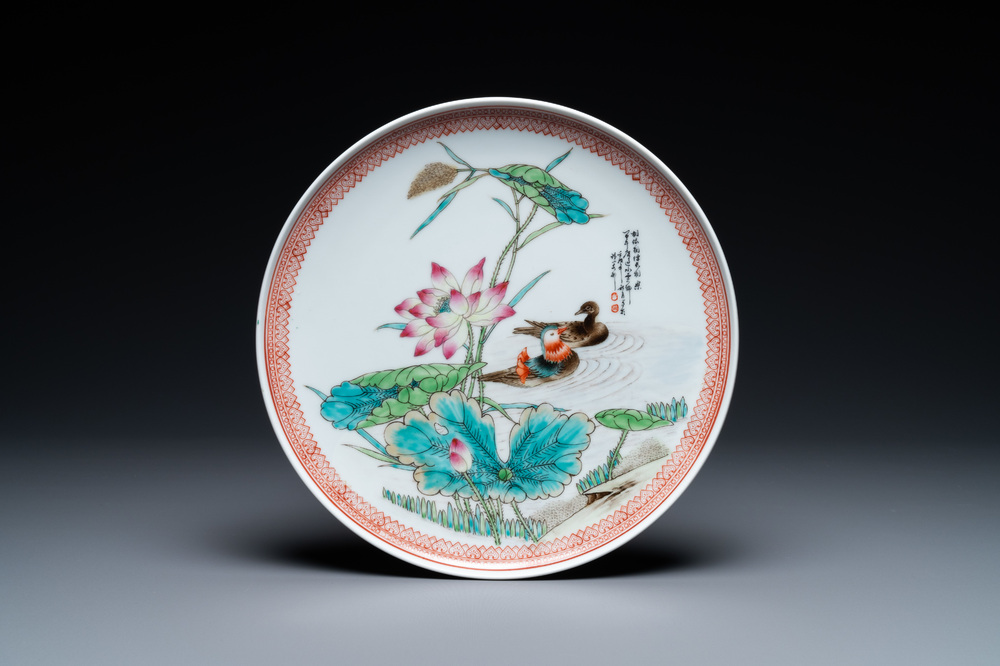 Plat en porcelaine de Chine famille rose &agrave; d&eacute;cor de canards mandarins, 20&egrave;me