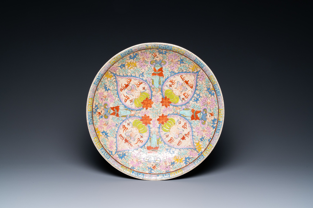 Un grand plat en porcelaine de Chine famille rose pour le march&eacute; thai, marque de Kangxi, 19&egrave;me