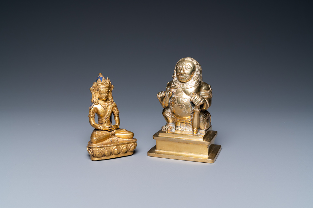 Een Sino-Tibetaanse vergulde bronzen Boeddha Amitayus en een Indische messing figuur, 18/19e eeuw