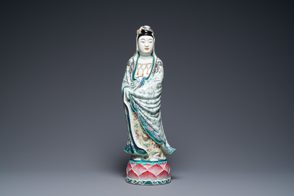 Une grande figure de Guanyin en porcelaine de Chine famille rose, marque Xue Chang Sen Zuo, R&eacute;publique