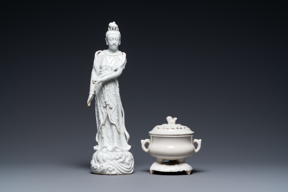 Une figure de Guanyin et un br&ucirc;le-parfum en porcelaine blanc de Chine de Dehua, 18/19&egrave;me