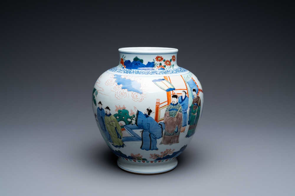 Een Chinese bolvormige wucai vaas met verhalend decor, 19/20e eeuw