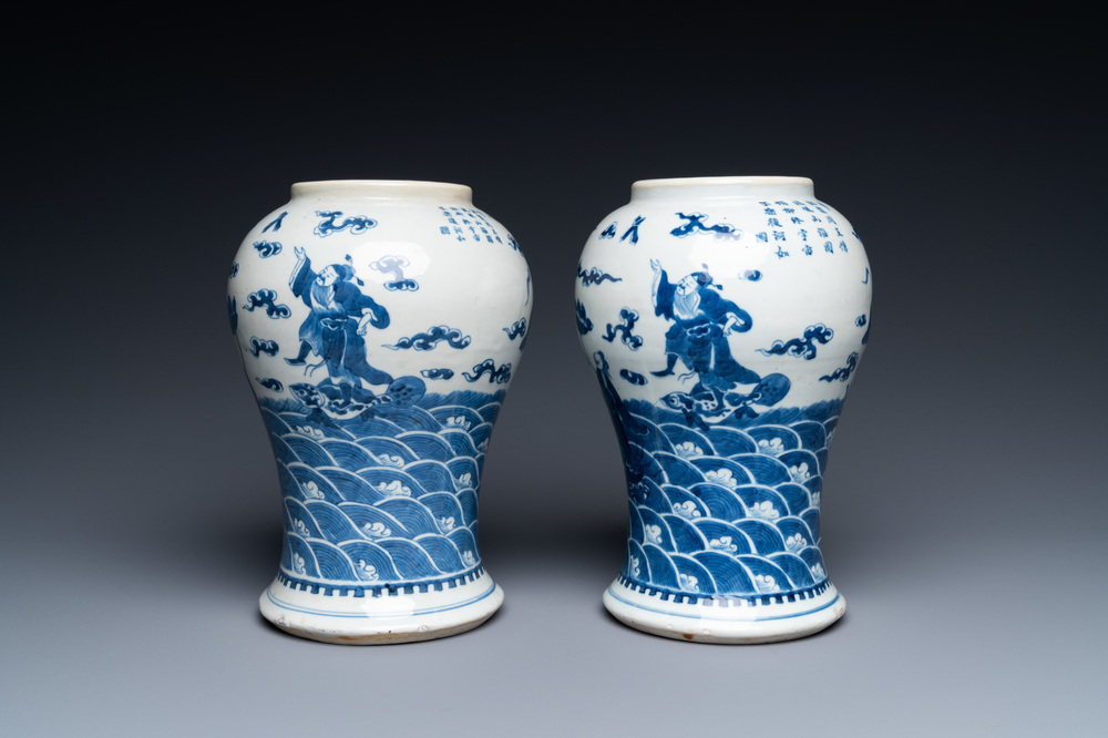 Une paire de vases en porcelaine de Chine 'Bleu de Hue' pour le Vietnam, marque du Roi Kai Dinh, 1921-1924