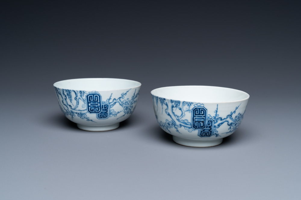 Une paire de bols en porcelaine de Chine 'Bleu de Hue' pour le Vietnam, marque 'La collection de Roushen', 19&egrave;me