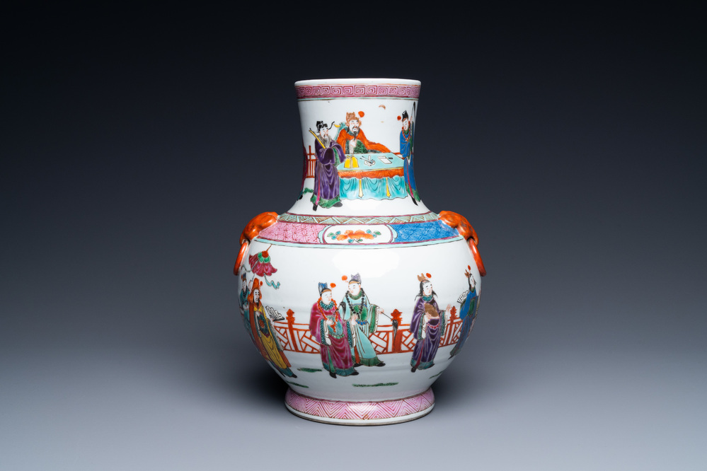 Un vase en porcelaine de Chine famille rose &agrave; d&eacute;cor narratif, 19/20&egrave;me