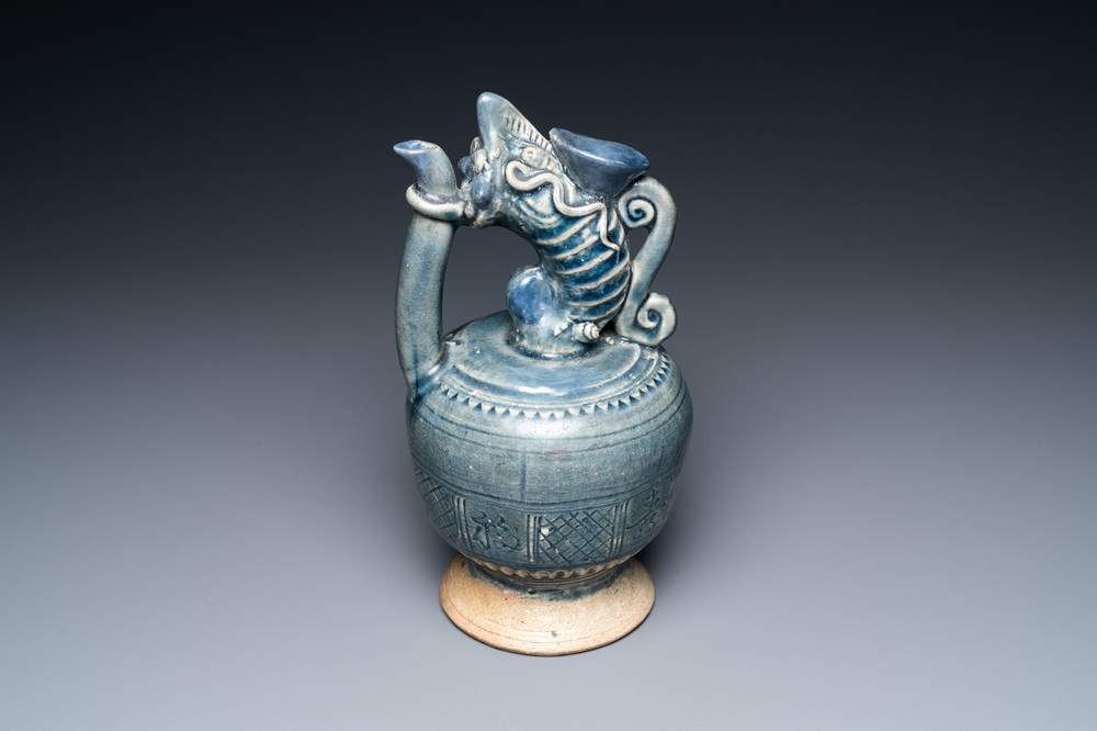 Une tr&egrave;s rare verseuse figurant une crevette en gr&egrave;s porcelaineux &agrave; &eacute;mail bleu monochrome, Vietnam, 15/16&egrave;me