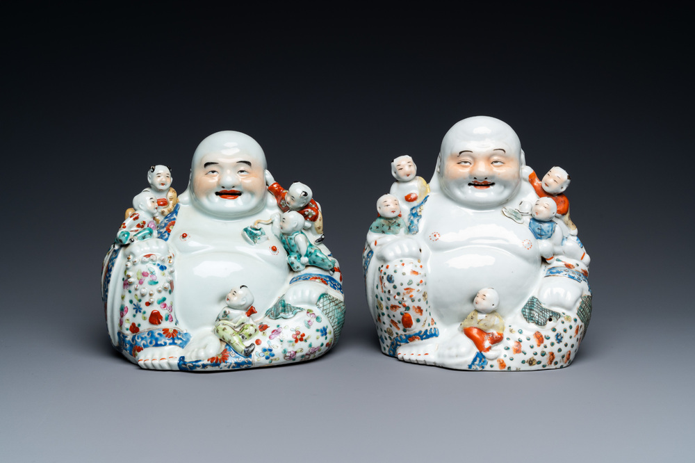 Deux figures de Bouddha en porcelaine de Chine famille rose, 19/20&egrave;me