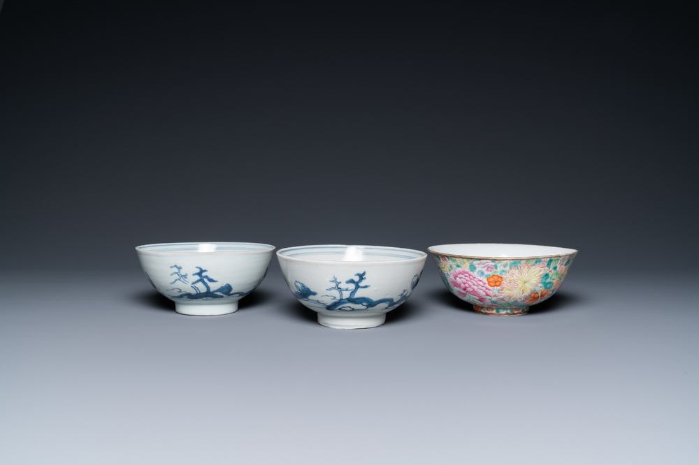 Une paire de bols en porcelaine de Chine en bleu et blanc de l'&eacute;pave 'Nanking Cargo' et un bol 'millefleurs', 18/19&egrave;me