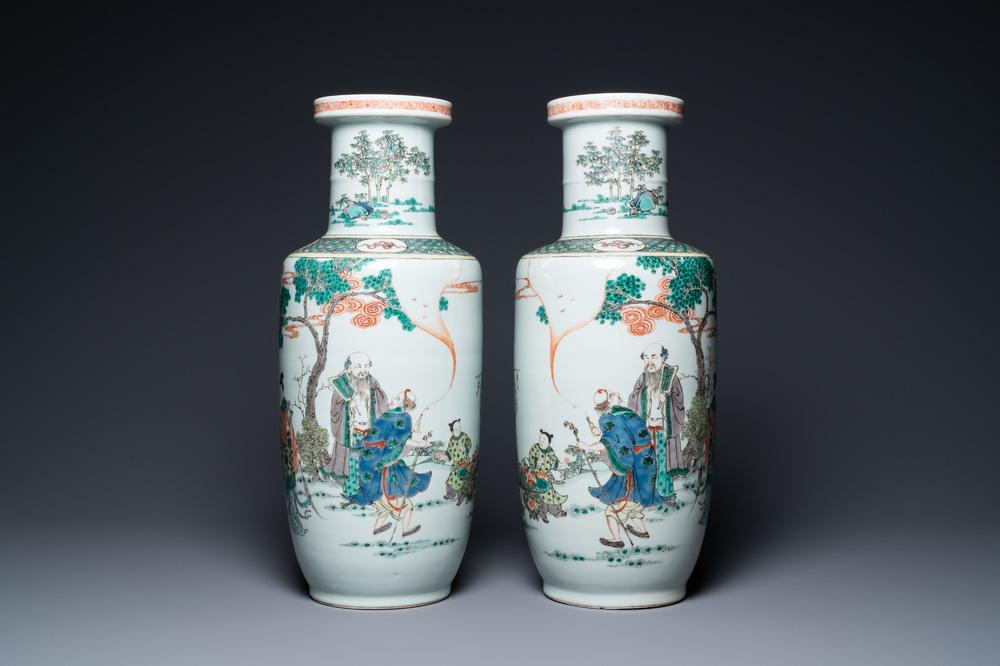 Une paire de vases de forme rouleau en porcelaine de Chine famille verte, marque de Kangxi, 19&egrave;me