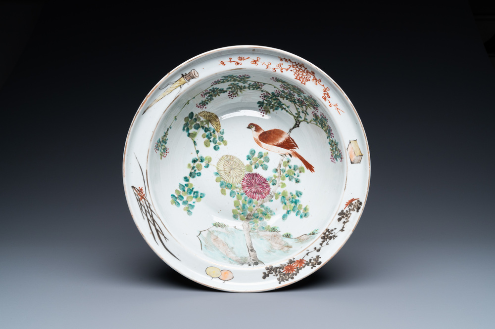 Un grand bol en porcelaine de Chine qianjiang cai, R&eacute;publique