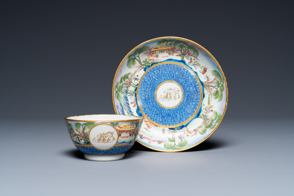 Une rare tasse et soucoupe en porcelaine de Chine famille rose de Canton, 19&egrave;me