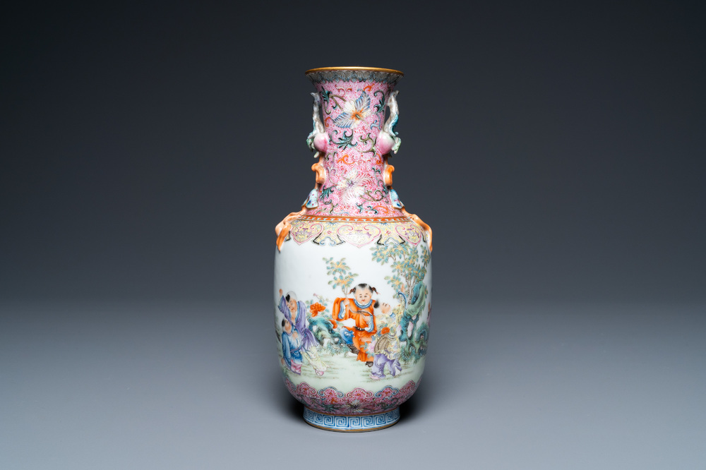 Un vase en porcelaine de Chine famille rose &agrave; d&eacute;cor de gar&ccedil;ons jouants, marque de Qianlong, R&eacute;publique