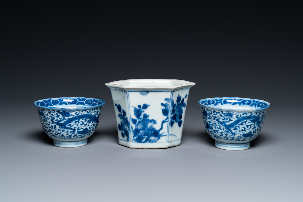 A Chinese hexagonal blue and white flower pot and two cups, Transitional period and later