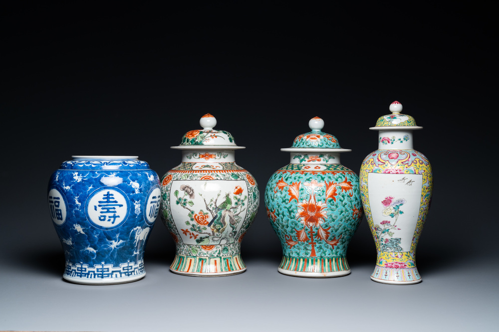 Vier diverse Chinese blauw-witte, famille rose en famille verte vazen, 19/20e eeuw