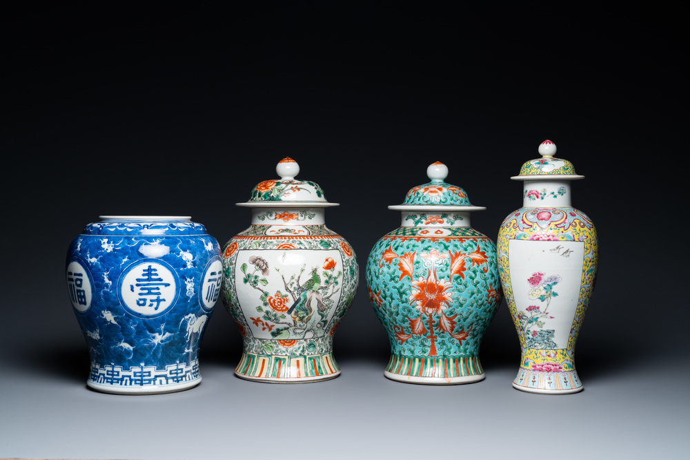 Quatre vases en porcelaine de Chine en bleu et blanc, famille rose et famille verte, 19/20&egrave;me