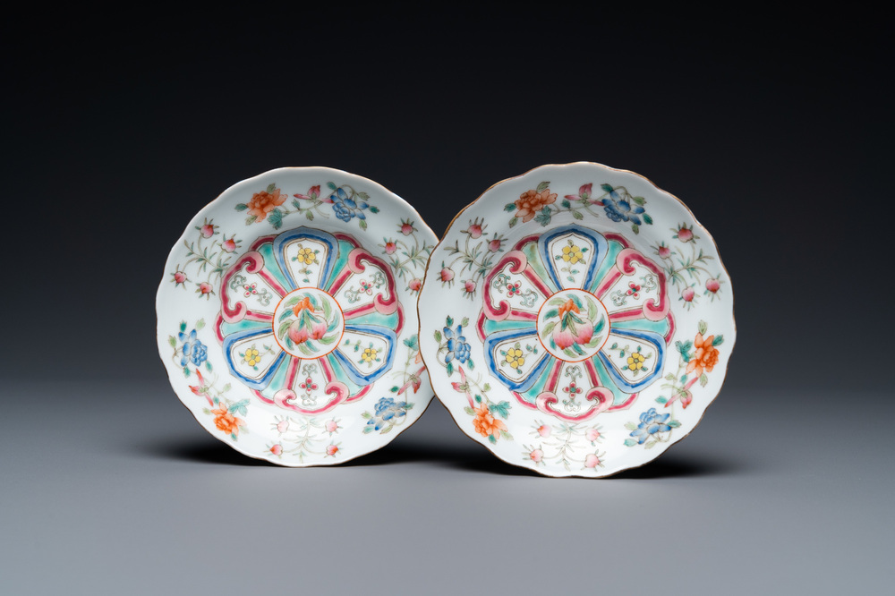 Une paire de coupes en porcelaine de Chine famille rose, marque Dingxin Dianzhi, 19/20&egrave;me