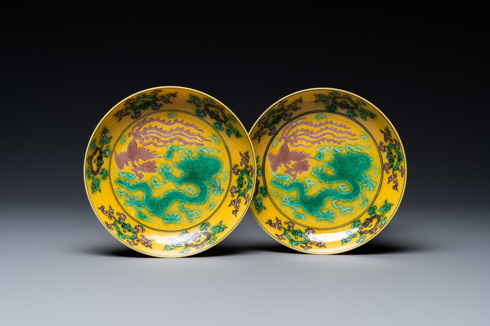 Een paar Chinese turquoise- en aubergine-geglazuurde 'draak en feniks' bordjes met gele fondkleur, Qianlong merk, 19/20e eeuw
