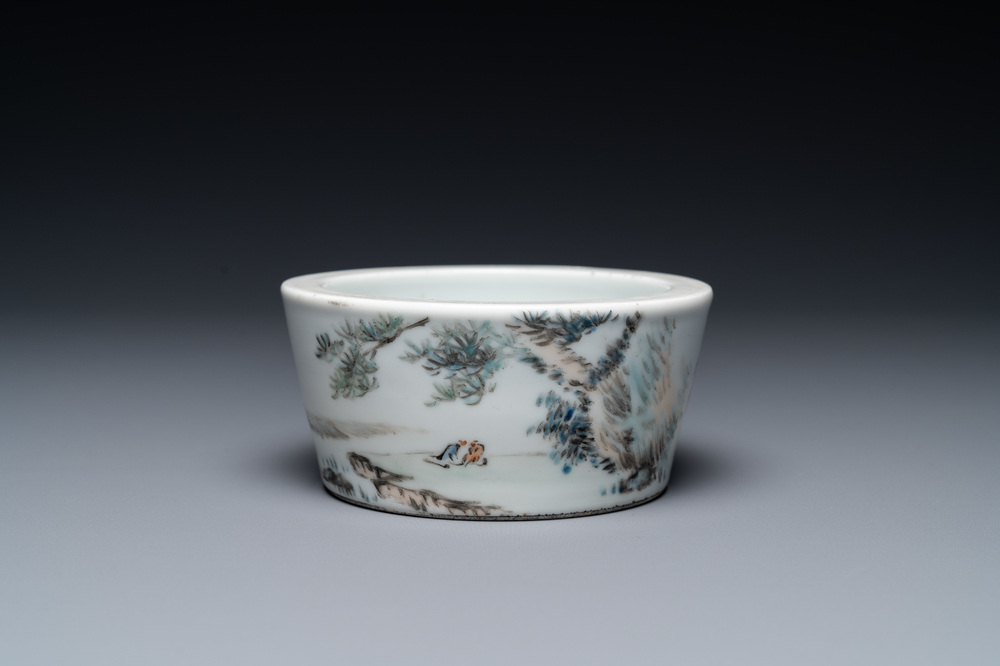 Un lave-pinceaux en porcelaine de Chine qianjiang cai &agrave; d&eacute;cor d'un paysage, sign&eacute; Zhou Zi Shan, dat&eacute; 1886