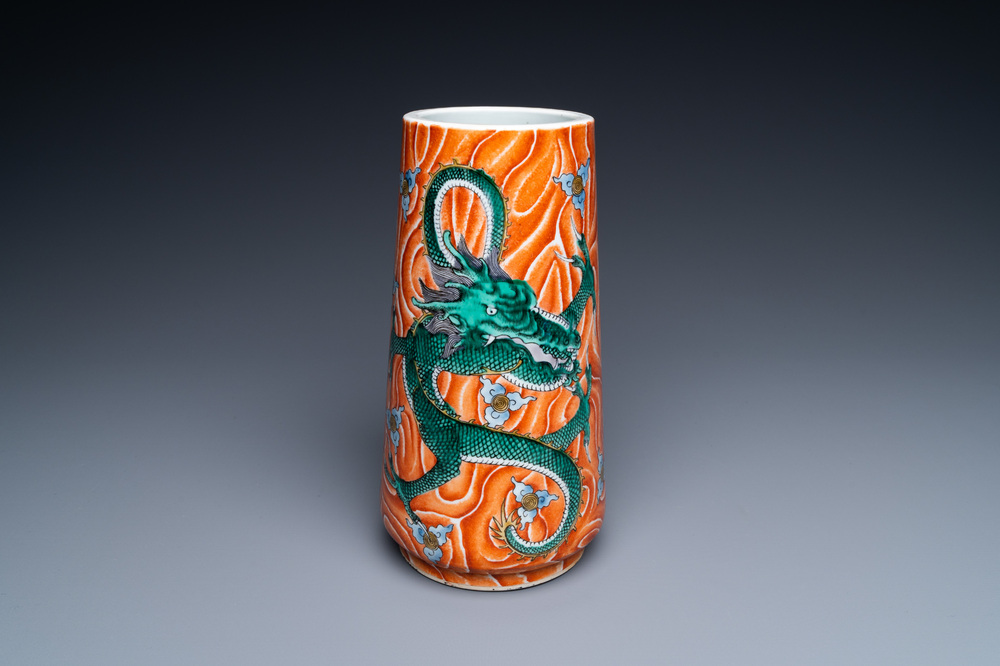 Un vase de forme cylindrique en porcelaine de Chine famille verte &agrave; d&eacute;cor de dragons sur fond faux-bois, 19/20&egrave;me